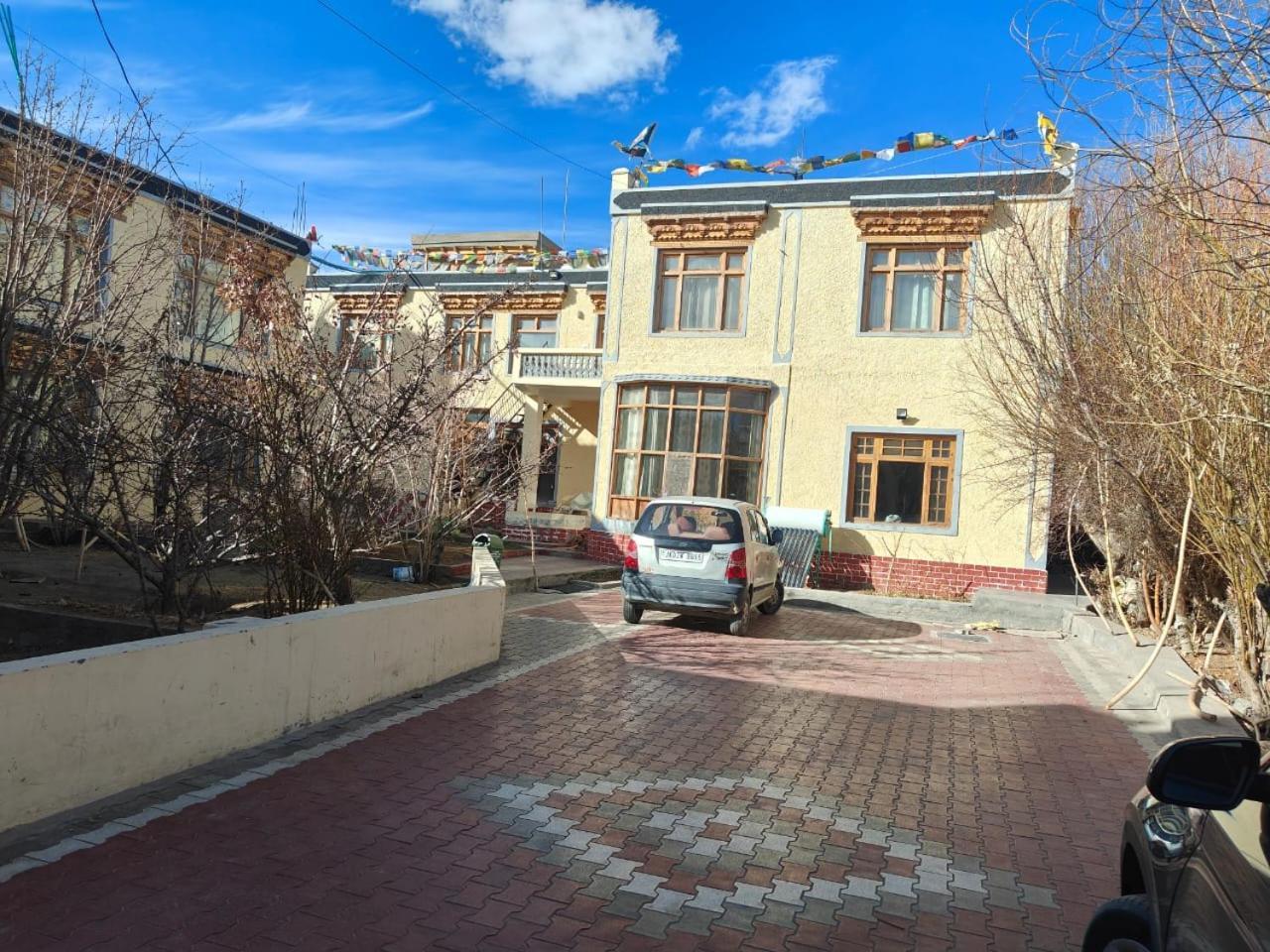 Hotel Lonchay Residency Leh Bagian luar foto